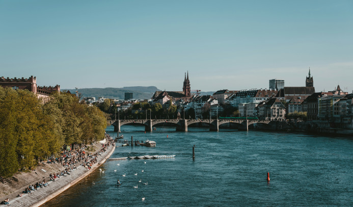 Drohnenaufnahme von Basel, die den Rhein und einige Brücken zeigt