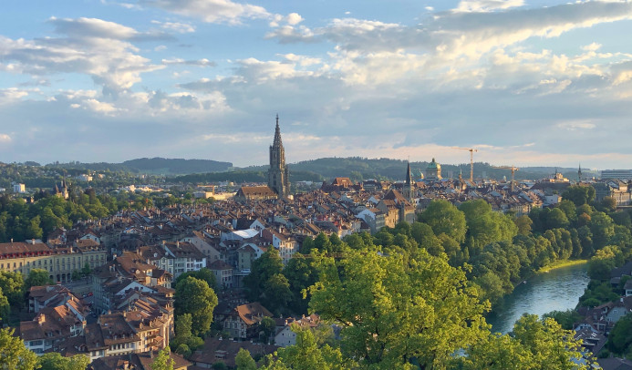 Drohnenaufnahme von Bern, die die Altstadt mit dem Münster und dem Bundeshaus zeigt