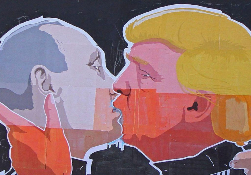 Wandgemälde von Putin und Trump, wie sie sich küssen