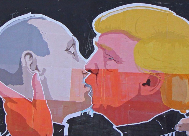 Wandgemälde von Putin und Trump, wie sie sich küssen
