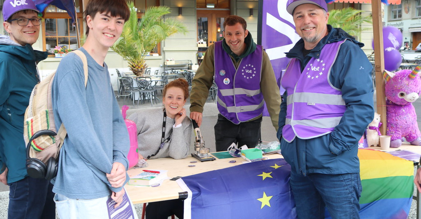 Fünf Personen am Stand in Bern.