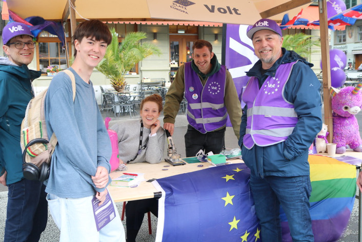 Fünf Personen am Stand in Bern.