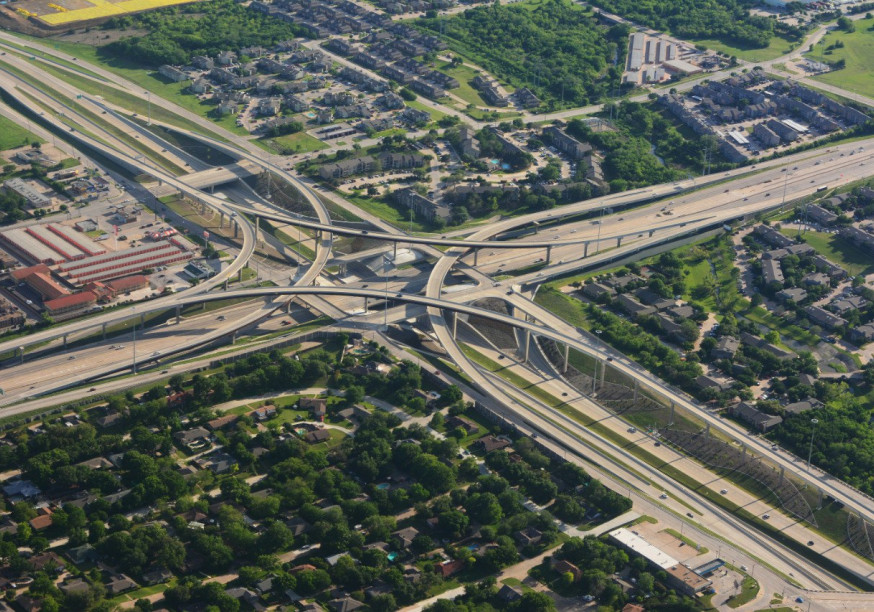 Luftaufnahme einer riesigen Autobahnkreuzung