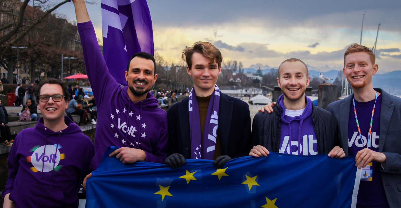 Bild der fünf Vorstandsmitglieder, die eine EU Flagge in den Händen halten und in die Kamera grinsen